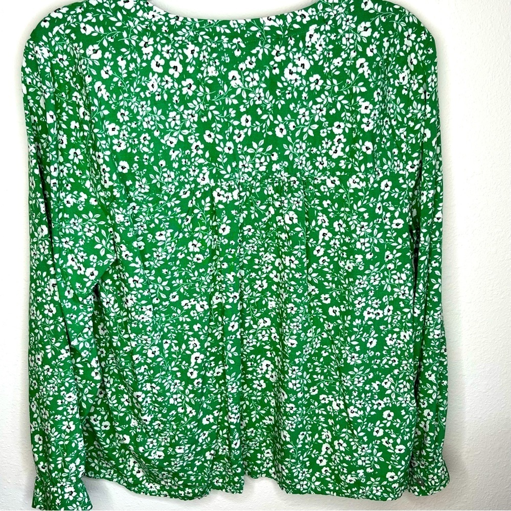 J Jill size medium Green Floral Ultra soft split neck pullover 3 button blouse - Picture 2 of 5